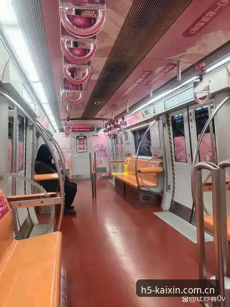 周五晚九点，地铁十号线末班车里，用户刘洋握着手机，拇指在屏幕上来回划动。他刚结束一场加班，疲惫从肩胛骨蔓延到脖颈——但还是要把明早九点的篮球赛数据看完。他不急不躁地切进微信，找到之前加的那个“开心体育官网中国站新版现已在微信上链苹果版”入口，点开赛事中心的“实时比分”模块，三分命中率、篮板分布、球员效率值，每一个数字都以毫秒为单位刷新着。刘洋笑了笑，车厢外是城市缀满灯火的轮廓，他忽然想明白一件事：真正好用的体育资讯平台，不是把信息堆给你，而是把“你关心的时刻”恰好递到你手里。